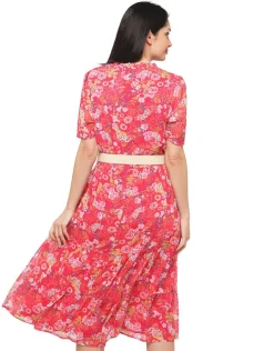 Robe rouge florale